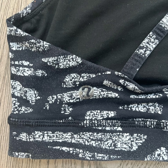 Lululemon Energy Bra | Mini Graf Black White | Size 8 - Picture 5 of 5